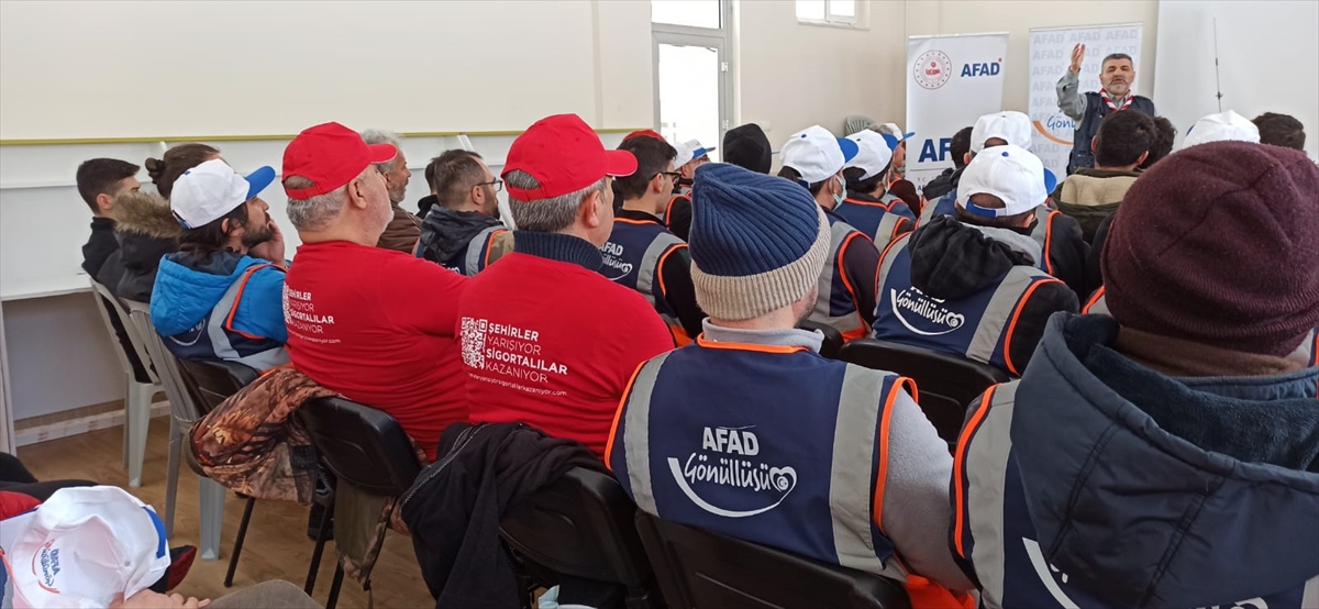 afad-gonulluleri-beysehirdeki-egitim-kampinda-bulustu-2.jpg
