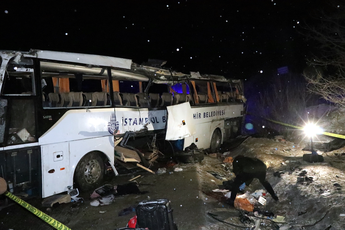 cankirida-otobusun-devrilmesi-sonucu-2-kisi-oldu-3u-agir-27-kisi-yaralandi-2.jpg