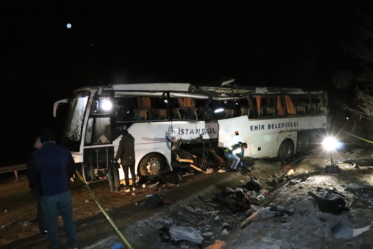 cankirida-otobusun-devrilmesi-sonucu-2-kisi-oldu-3u-agir-27-kisi-yaralandi-4.jpg