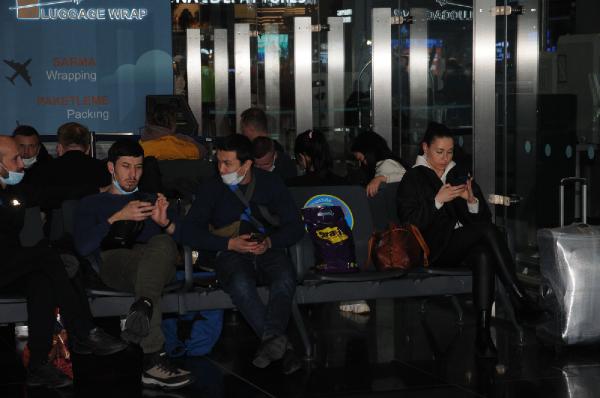 ukraynali-yolcular-istanbul-havalimaninda-kaldi-002.jpg