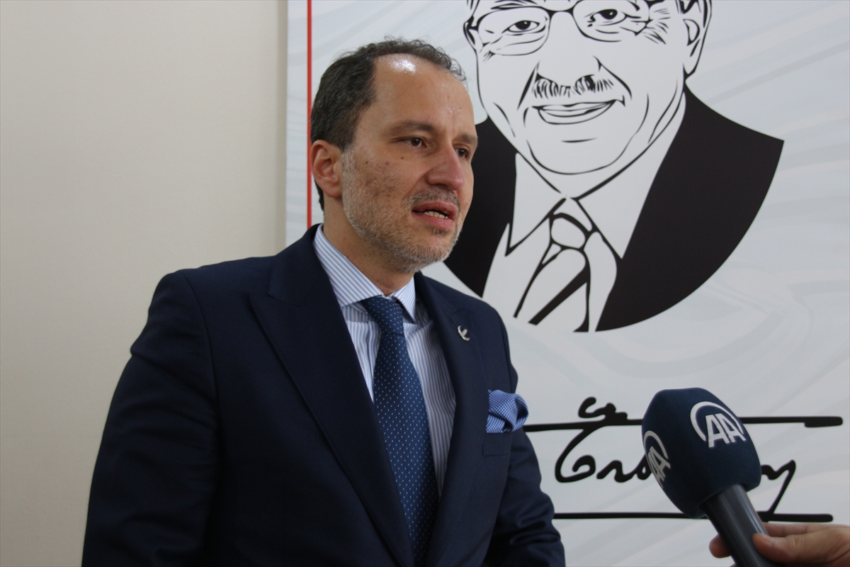 yeniden-refah-partisi-genel-baskani-ve-erbakan-vakfi-genel-baskani-fatih-erbakan-merhum-necmettin-erbakanin-merhametli-ve-sert-olmayan-bir-baba-oldugunu-soyledi-2.jpg