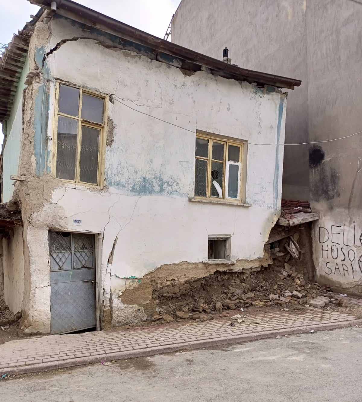 konyada-bir-bolumu-yikilan-ev-tehlike-saciyor.jpeg