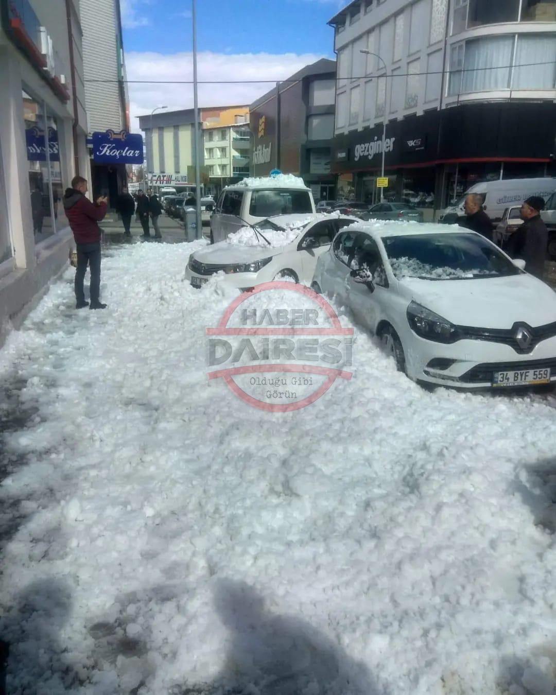 yer-konya-catidan-dusen-kar-kutlesi-arabalarin-uzerine-dustu-002.jpeg