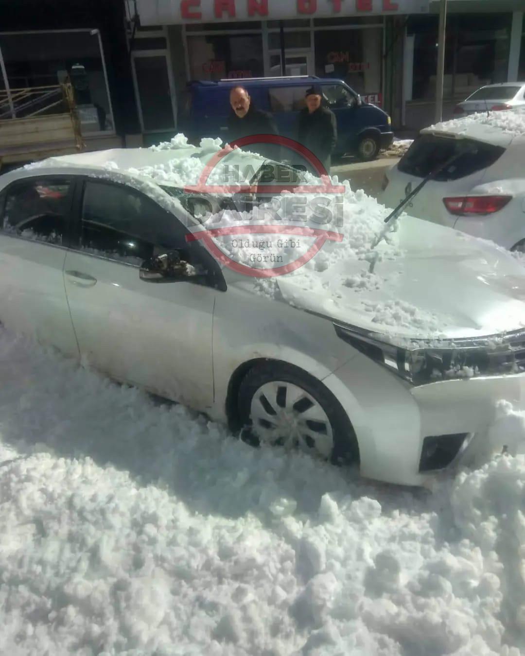 yer-konya-catidan-dusen-kar-kutlesi-arabalarin-uzerine-dustu.jpeg