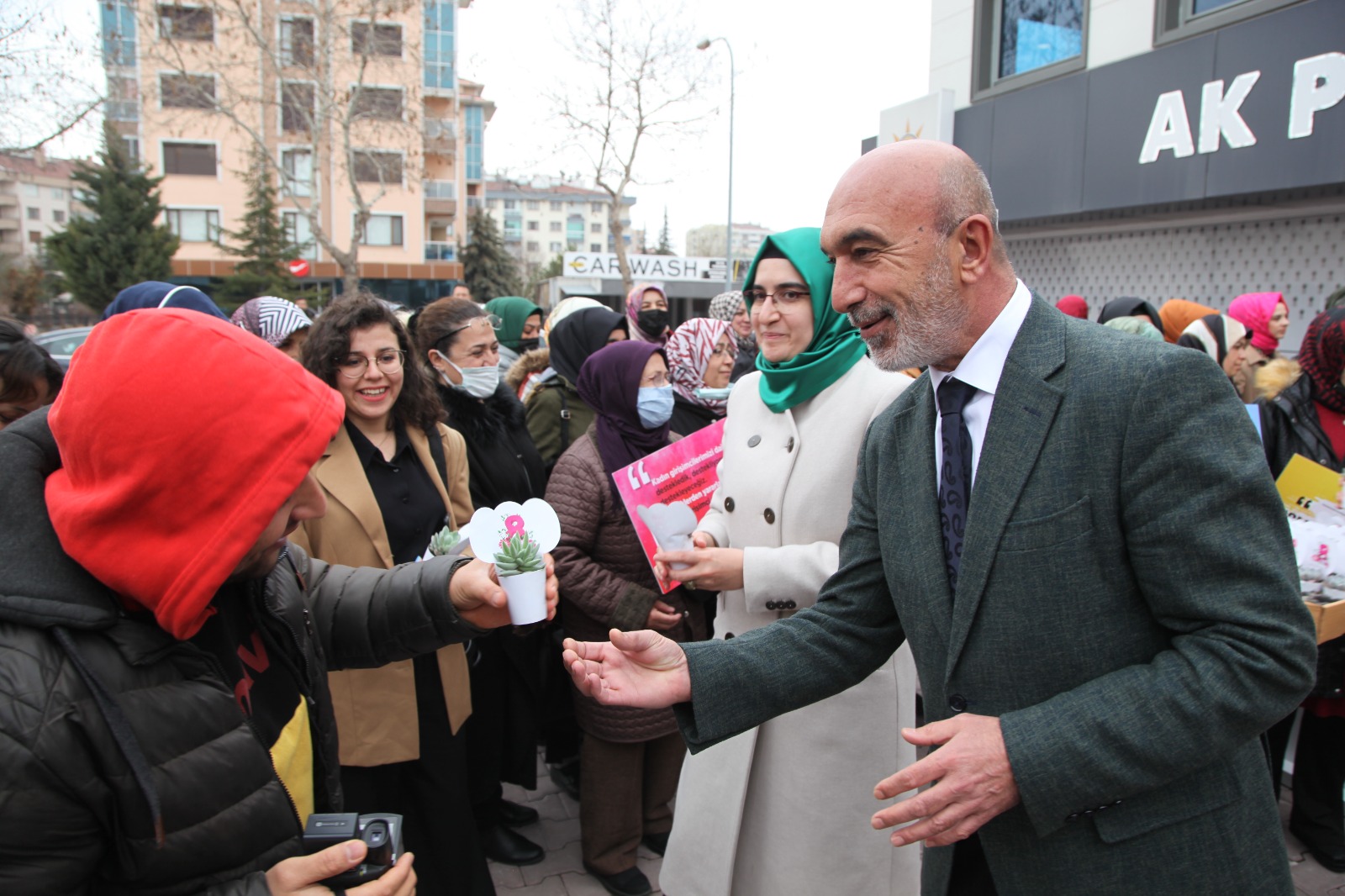 ak-parti-konya-kadin-kollari-baskani-candan-bugun-emekci-kadinlarin-gunu-002.jpeg