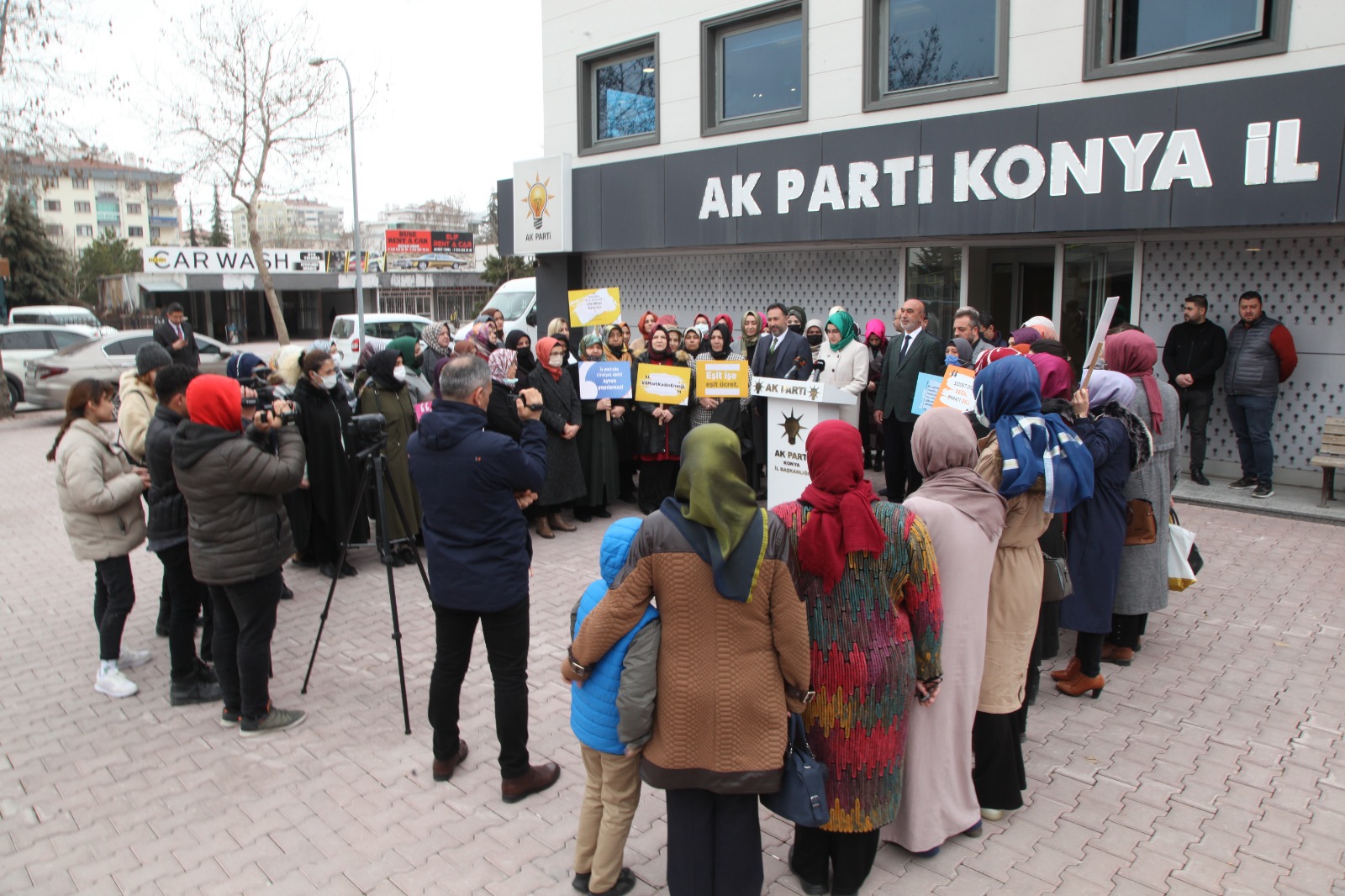 ak-parti-konya-kadin-kollari-baskani-candan-bugun-emekci-kadinlarin-gunu-003.jpeg