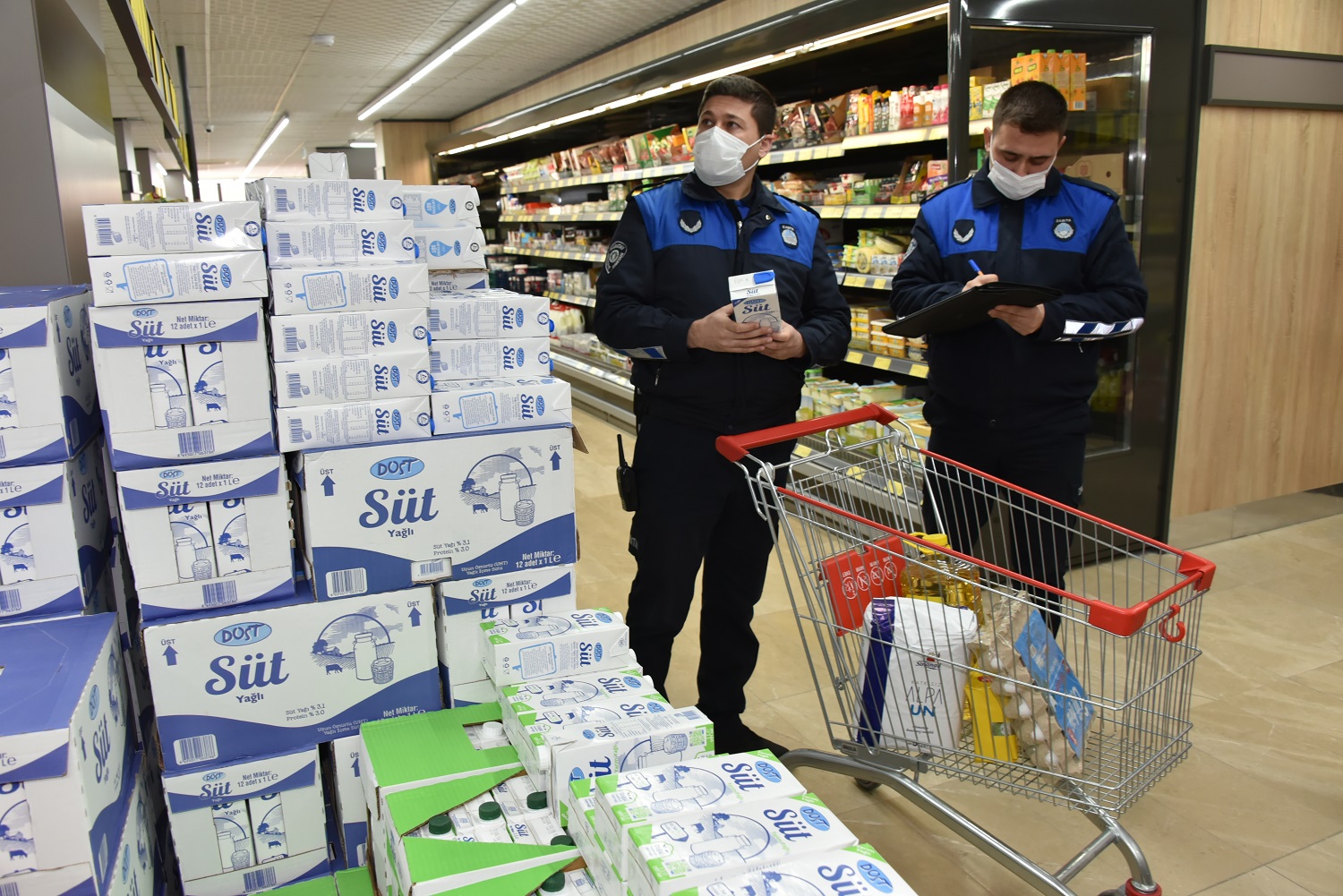 karatay-zabitasi-marketlerde-stok-ve-etiket-denetimi-yapti-001.jpg