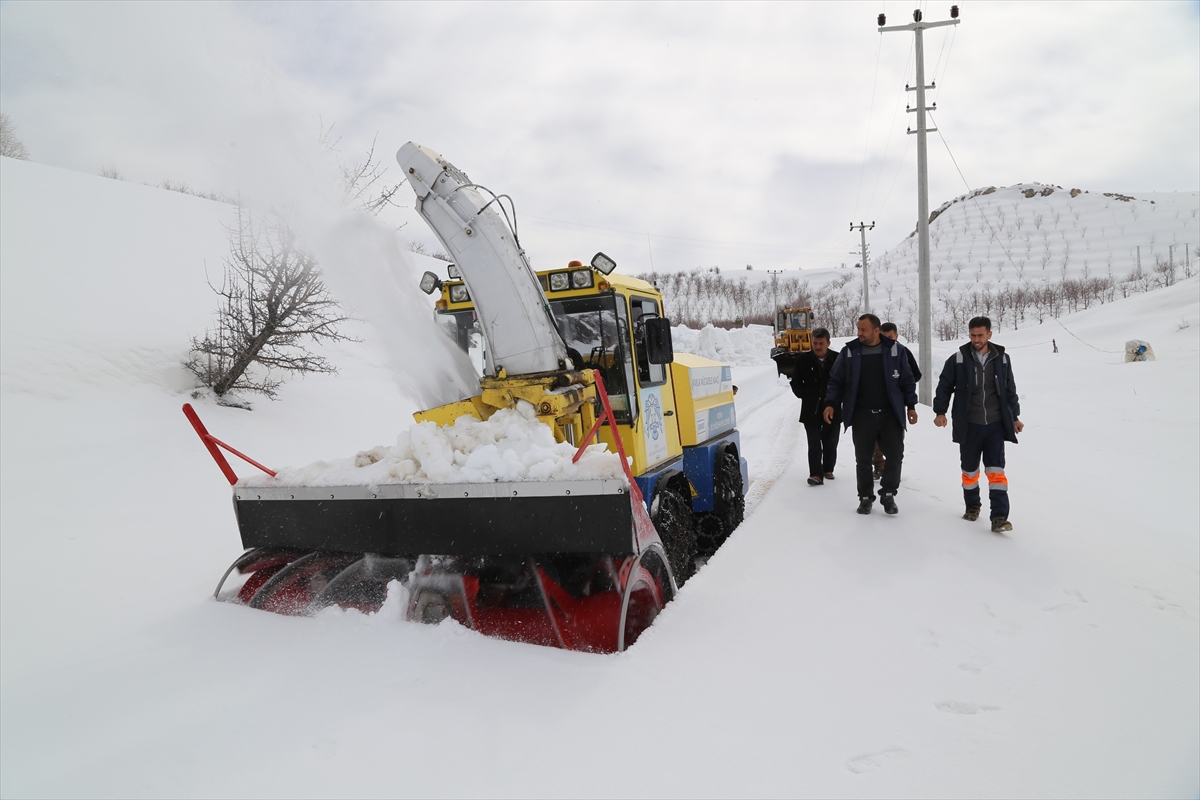 konyanin-kiraz-uretim-merkezi-ilcesinde-karla-mucadele-002.jpg
