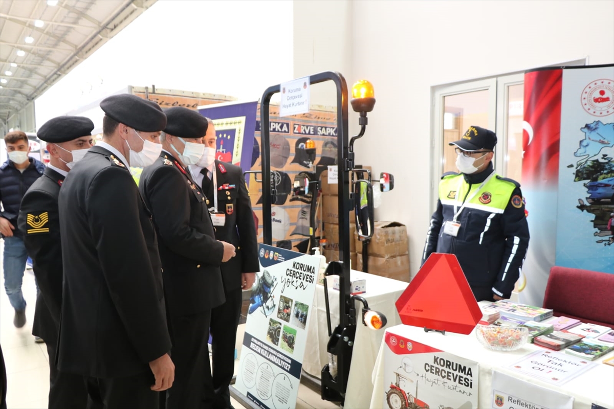 konya-tarim-fuarinda-jandarmanin-standi-yogun-ilgi-goruyor.jpg