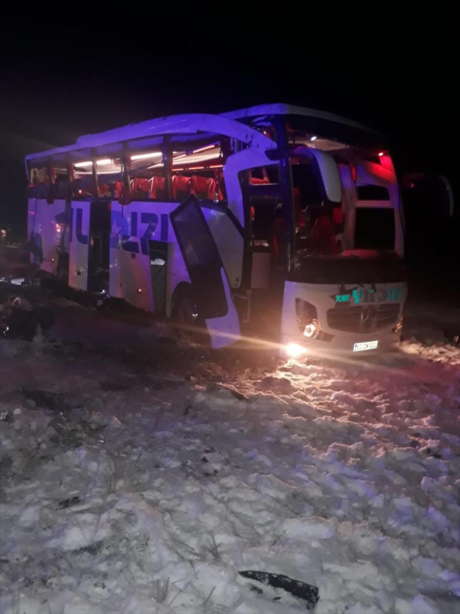 yolcu-otobusu-devrildi-4-agir-20-kisi-yaralandi-001.jpg