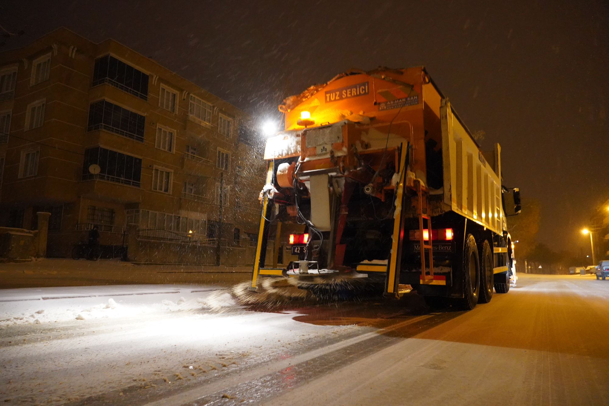 konya-selcuklu-belediyesi-kar-mesaisini-gece-boyunca-surdurdu-001.jpg