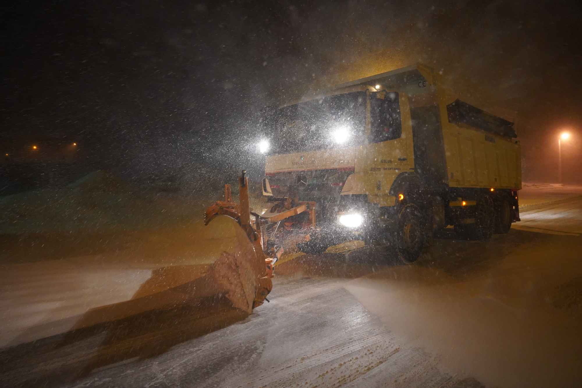 konya-selcuklu-belediyesi-kar-mesaisini-gece-boyunca-surdurdu-002.jpg