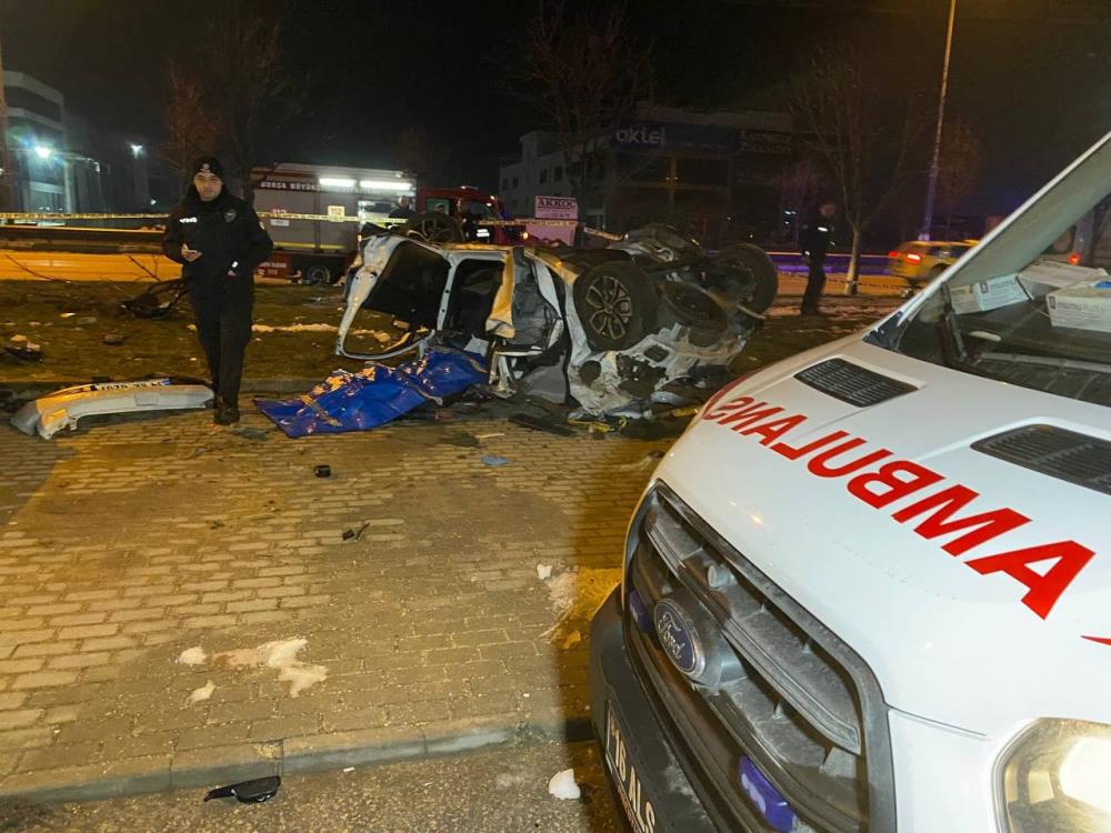 feci-kaza-otomobil-takla-atarak-50-metre-suruklendi-2-olu-002.jpg