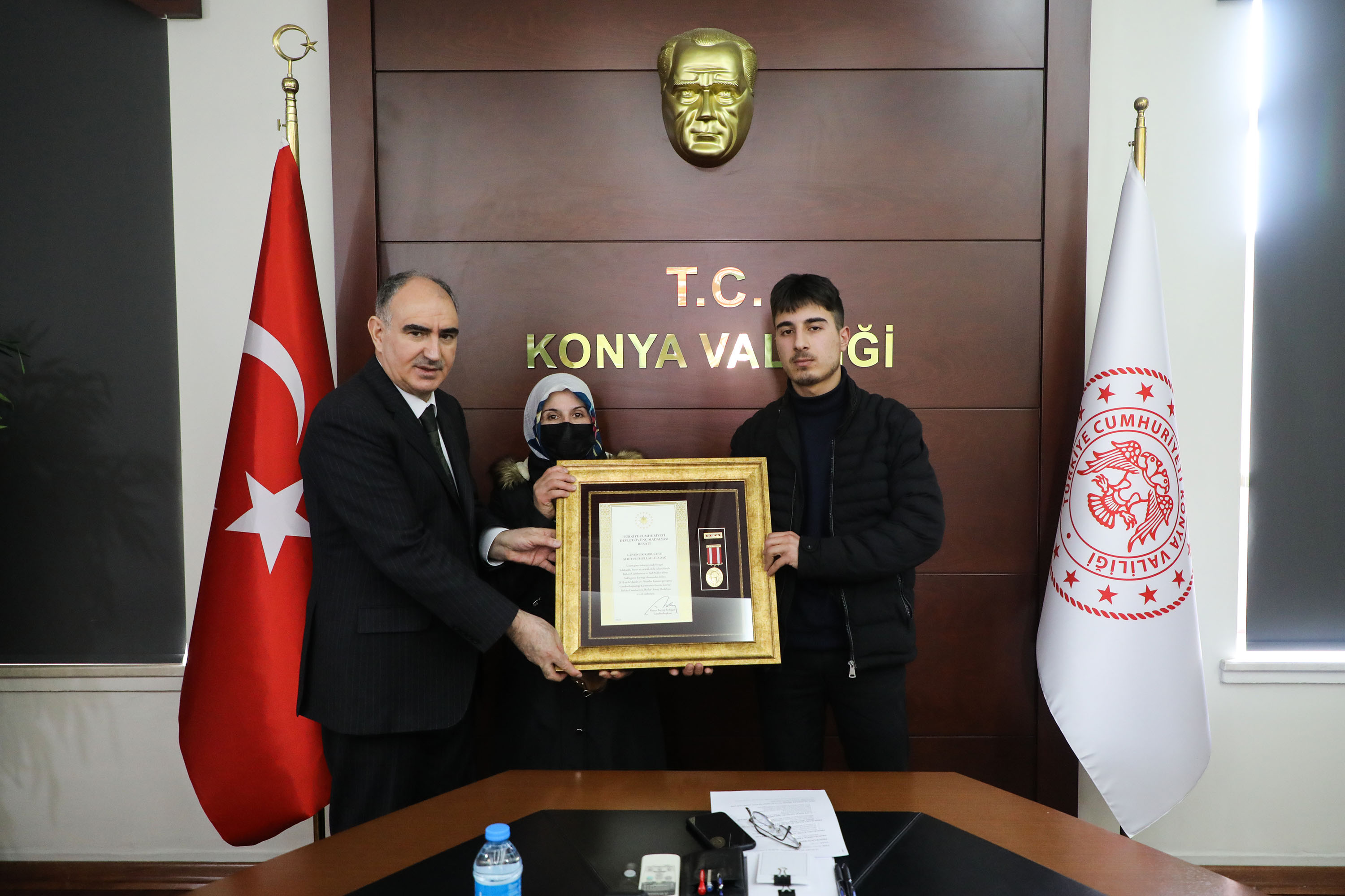 konyada-sehit-ailesi-ve-gazi-polise-devlet-ovunc-madalyasi-ve-berati.jpg