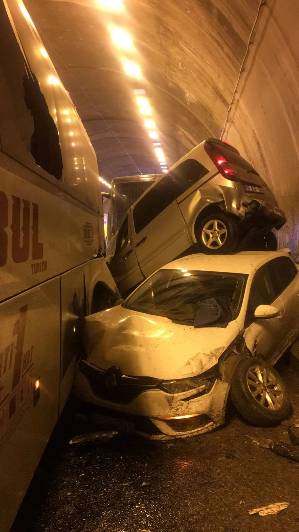 tunel-savas-alanina-dondu-18-arac-birbirine-girdi-cok-sayida-yarali-var.webp