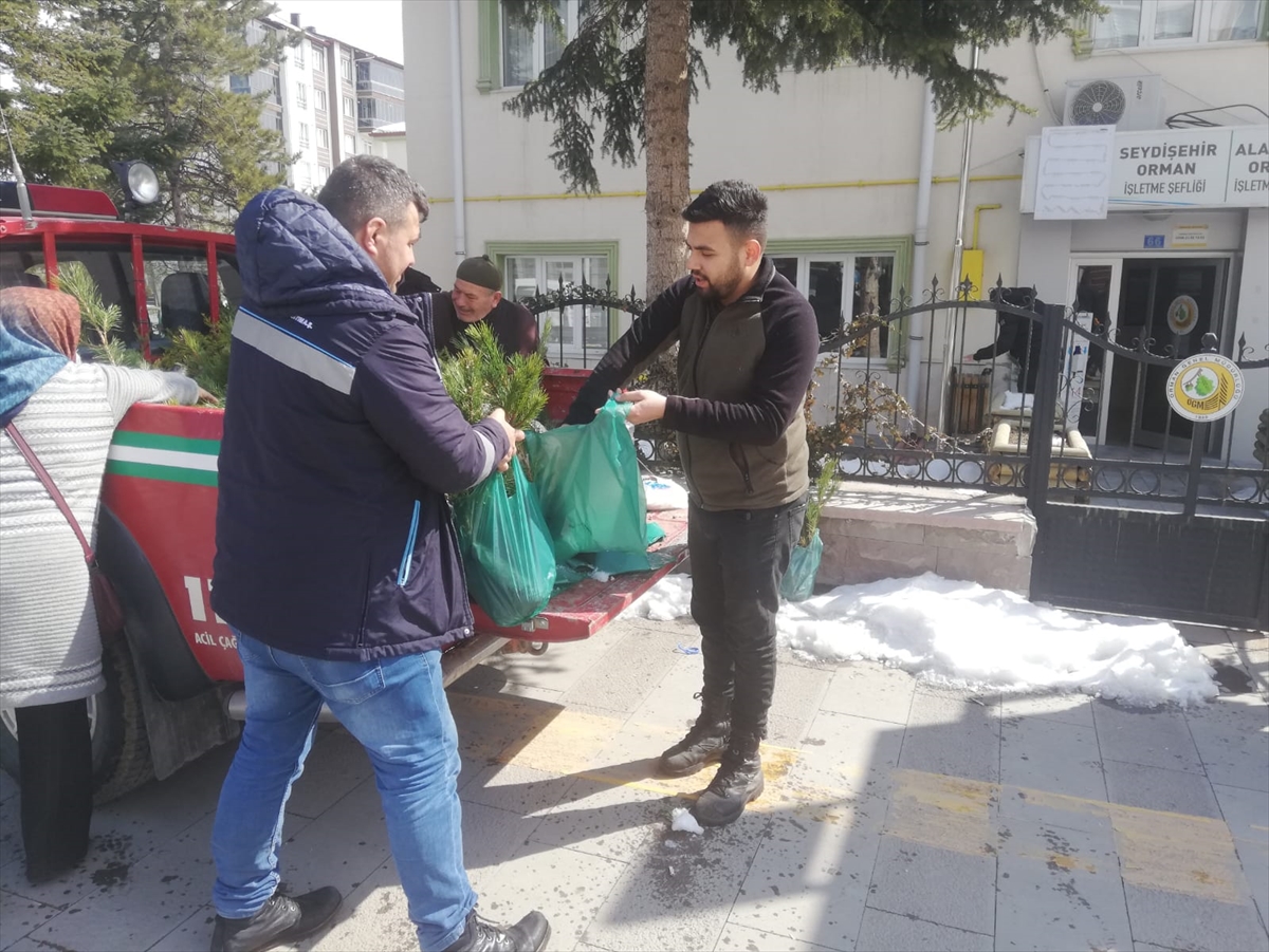 seydisehirde-3-bin-karacam-ve-sedir-fidani-dagitildi.jpg