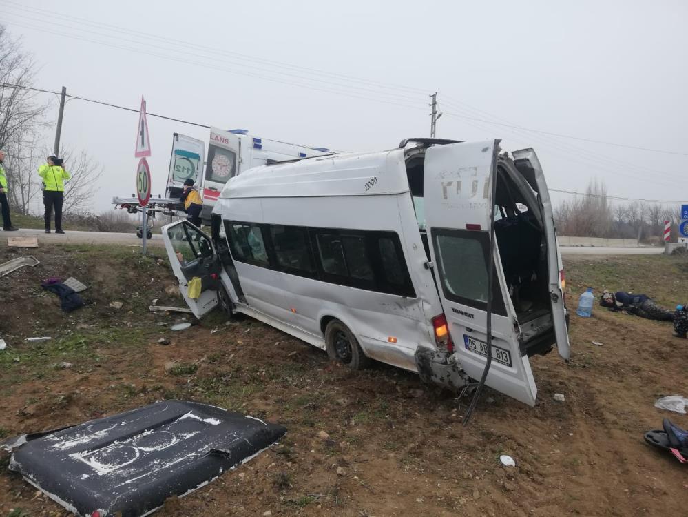 amasyada-tarim-iscilerini-tasiyan-minibus-devrildi-17-kisi-yaralandi.jpg