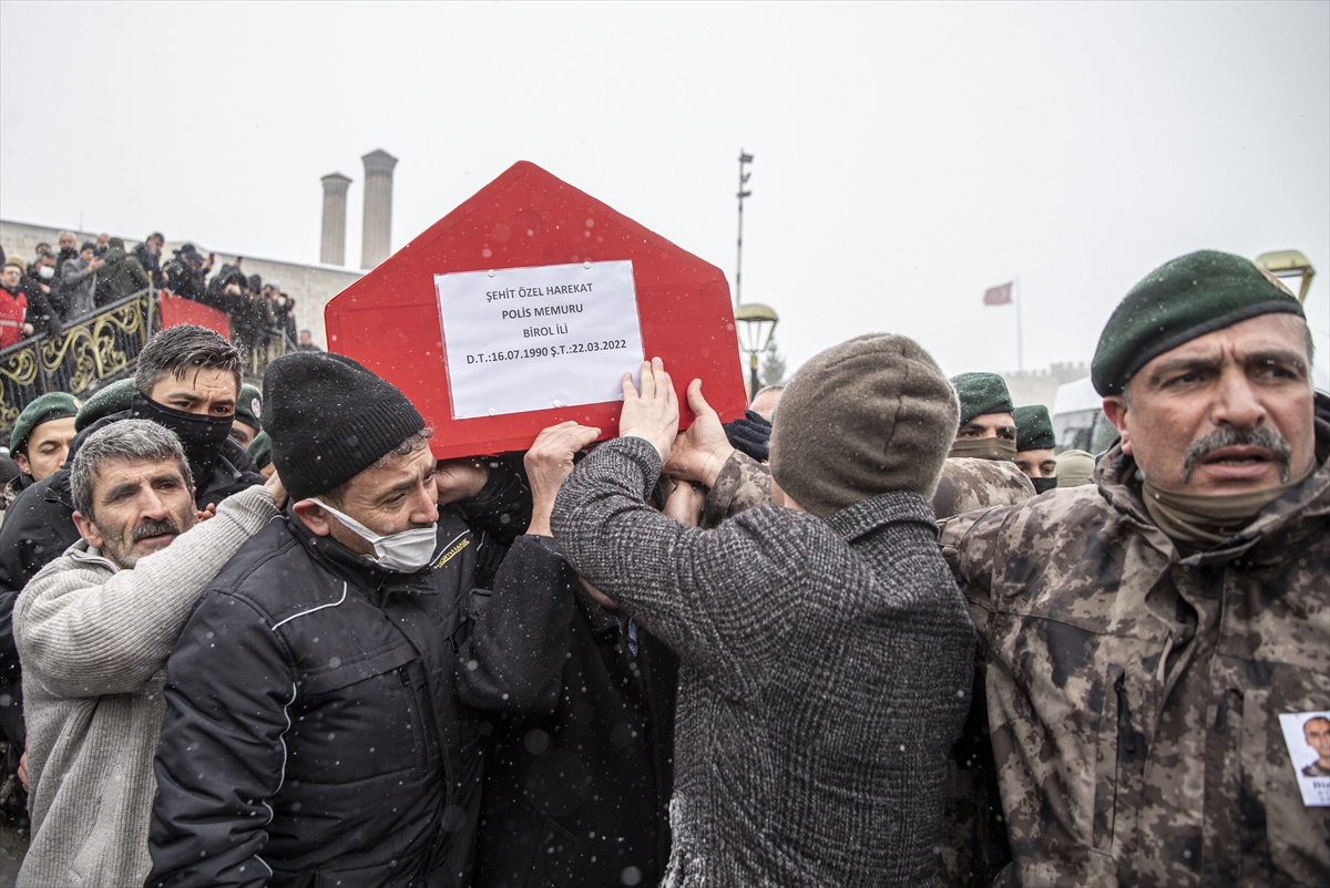 bingolde-sehit-olan-polis-memuru-birol-ili-son-yolculuguna-ugurlandi-001.jpg