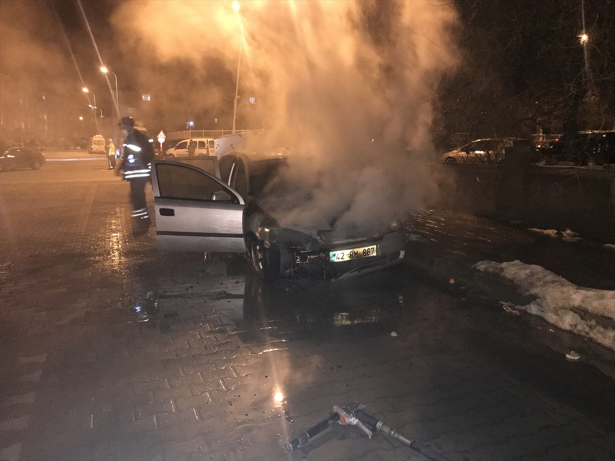 konyada-park-halindeki-otomobilde-yangin-cikti.jpg