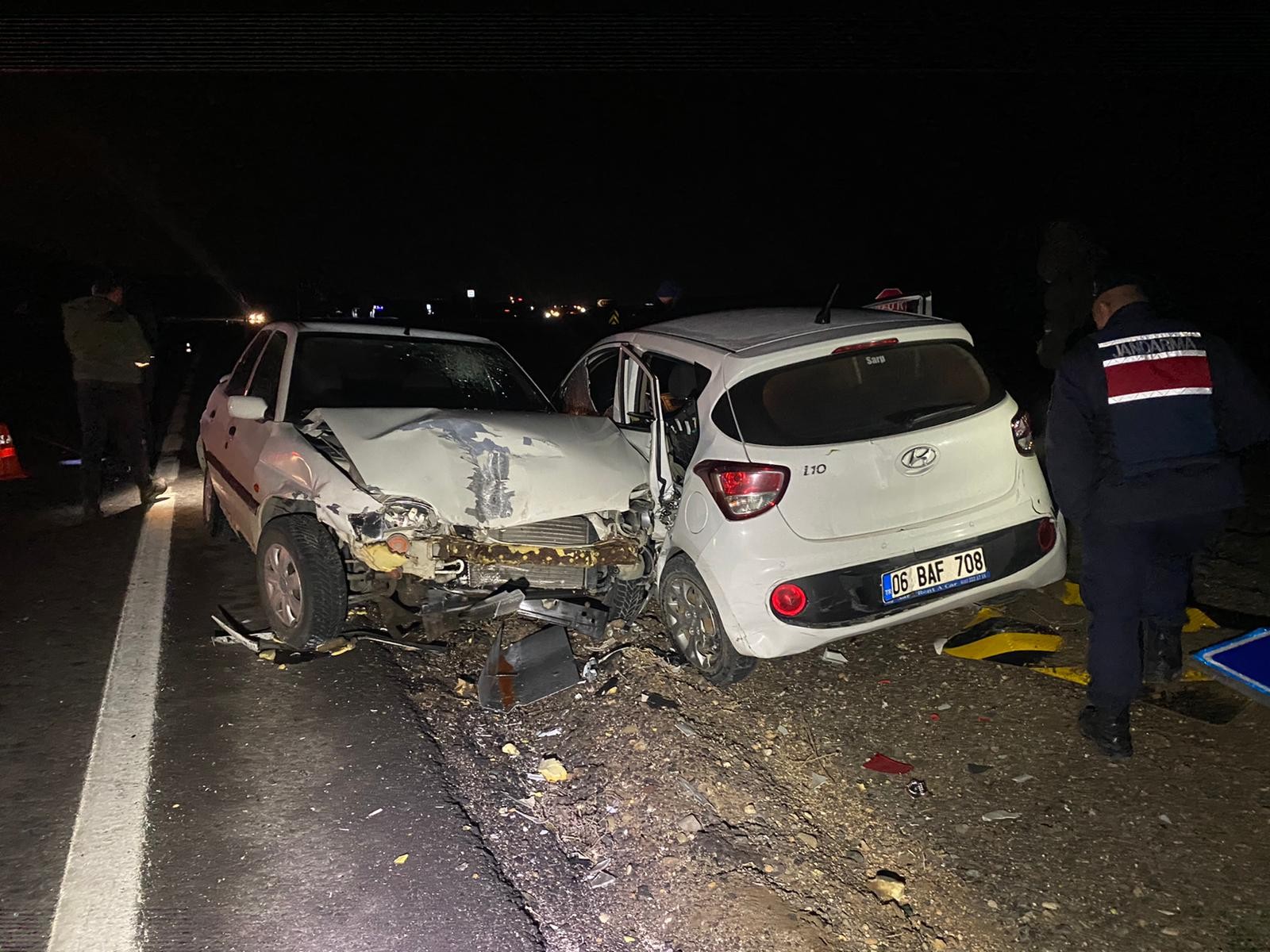 iki-otomobil-carpisti-4-yarali-001.jpg