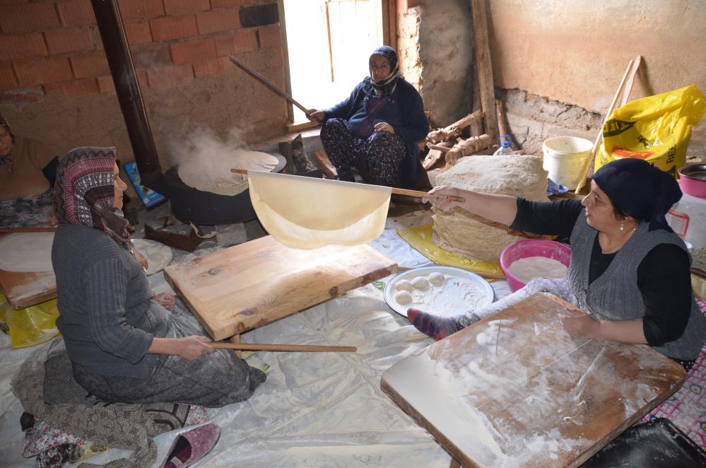 konyada-bir-araya-gelen-kadinlar-iftar-ve-sahur-icin-imece-usulu-yufka-hazirliyor-003.jpg