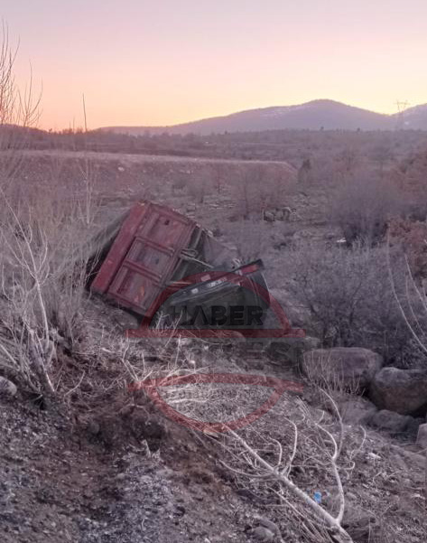konyada-tomruk-yuklu-kamyon-devrildi-1-olu-1-yarali-003.jpg