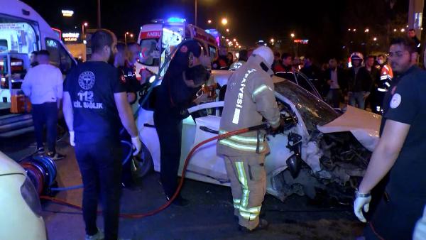 iki-otomobil-carpisti-6-yaraliyi-itfaiye-kurtardi-makas-iddiasi-var-001.jpeg
