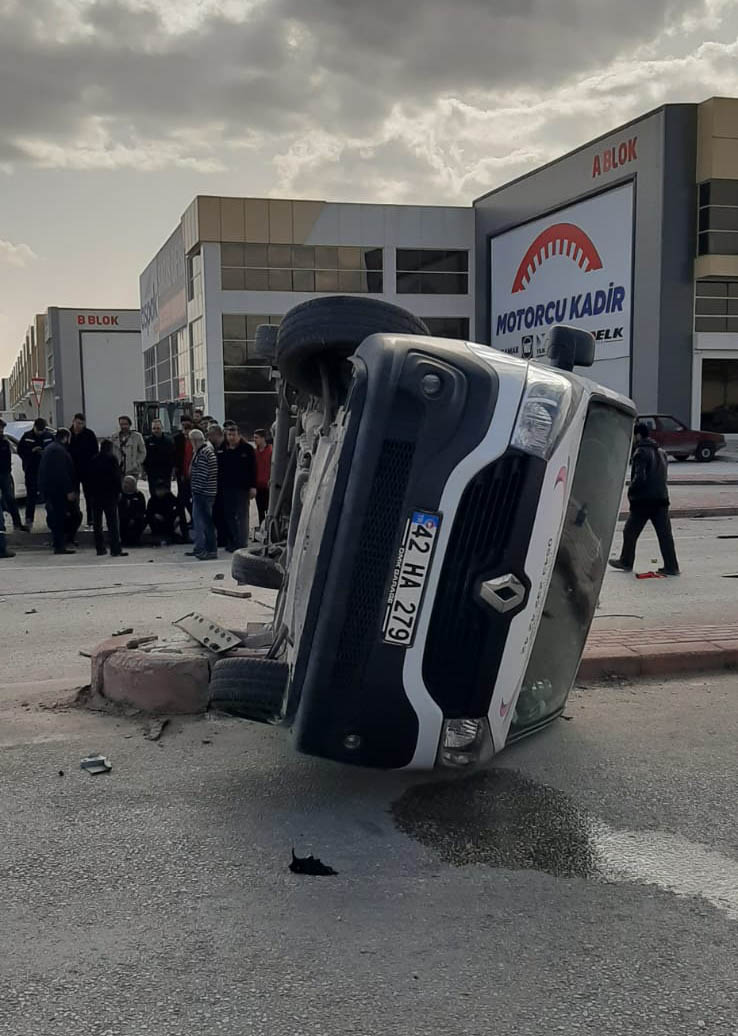 konyada-otomobille-carpisan-kamyonet-devrildi-2-yarali-002.jpeg