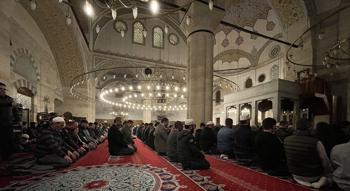 2-yil-sonra-ilk-kez-teravih-namazi-kilindi-konyada-muslumanlar-camilere-akin-etti-001.jpg