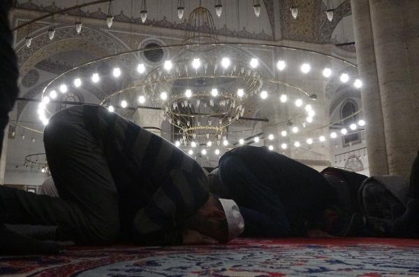 2-yil-sonra-ilk-kez-teravih-namazi-kilindi-konyada-muslumanlar-camilere-akin-etti-004.jpg