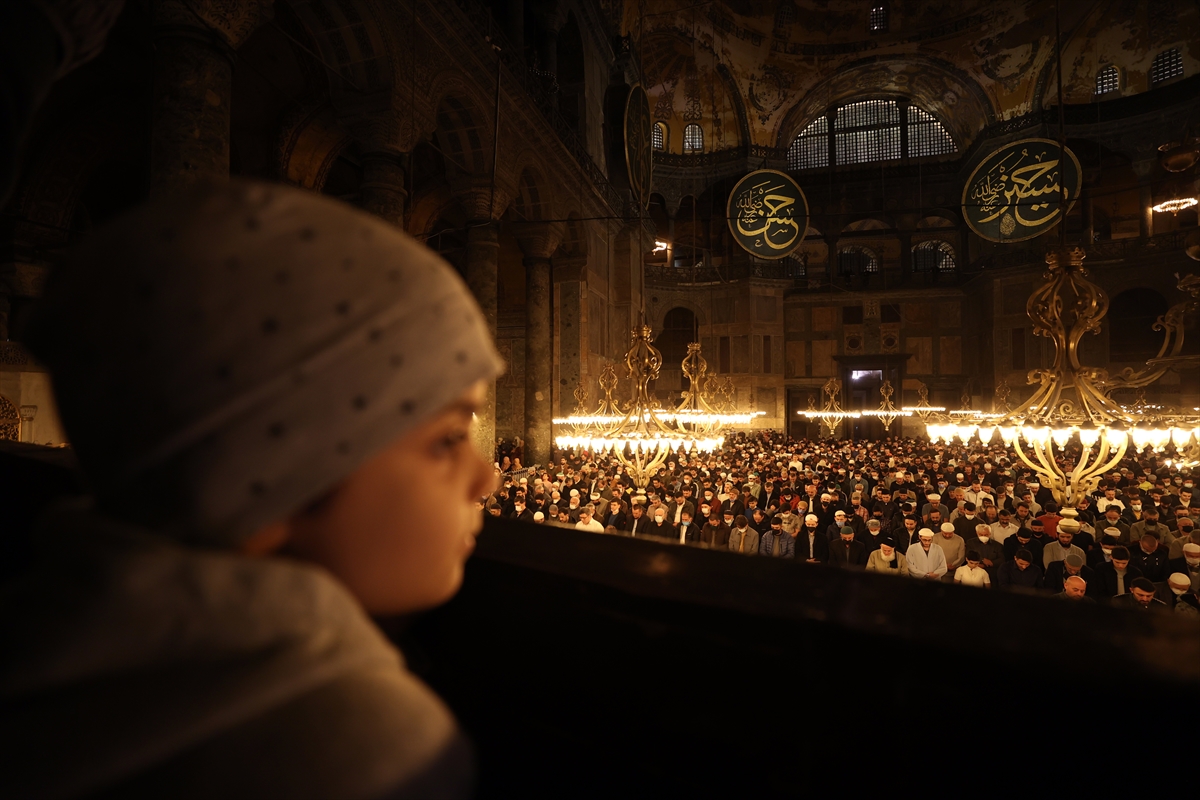 fethin-sembolu-ayasofya-i-kebir-camiinde-88-yil-sonra-ilk-kez-teravih-namazi-kilindi-002.jpg