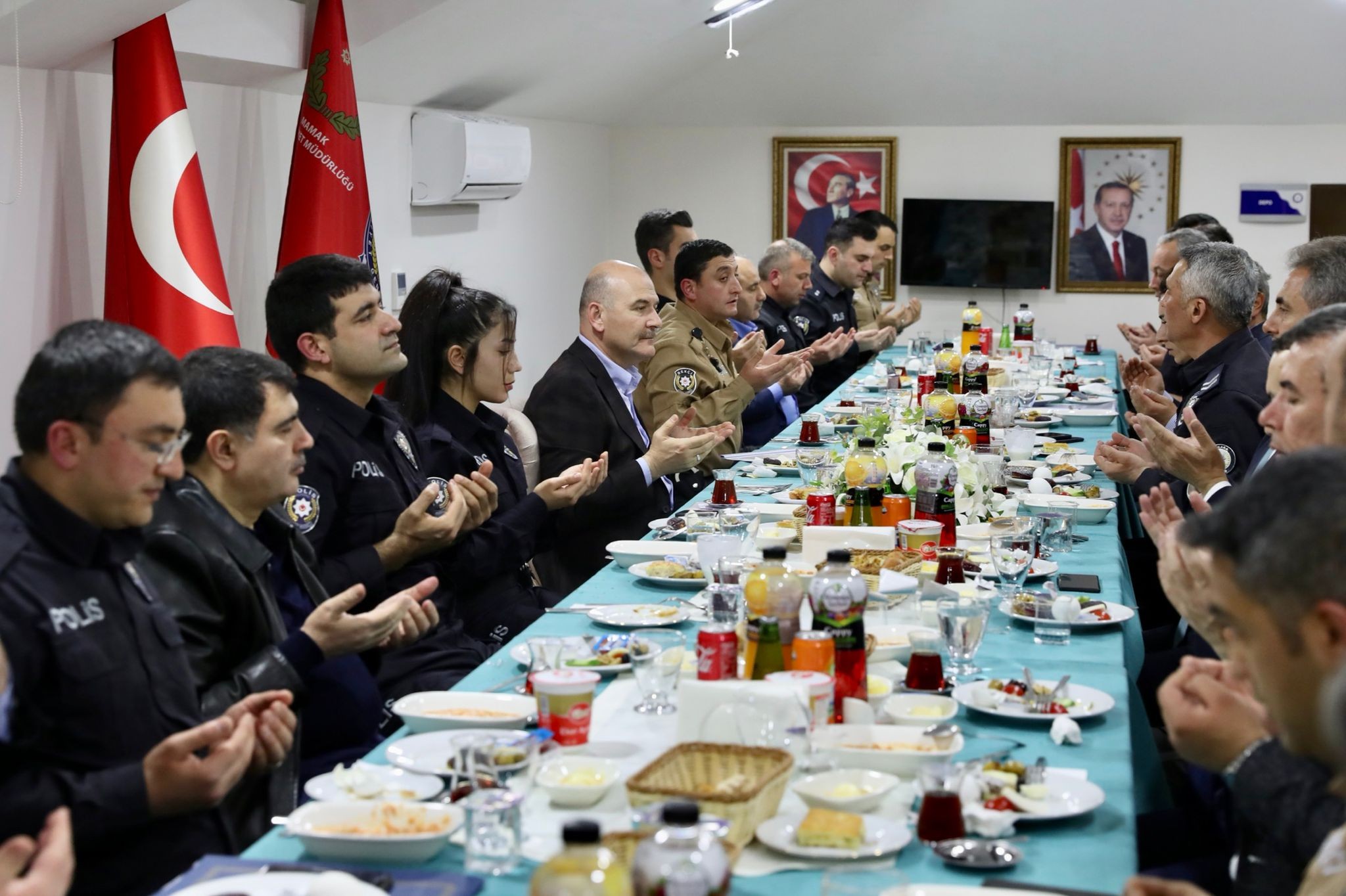 icisleri-bakani-suleyman-soylu-ilk-iftarini-polis-ve-bekcilerle-yapti-006.jpg