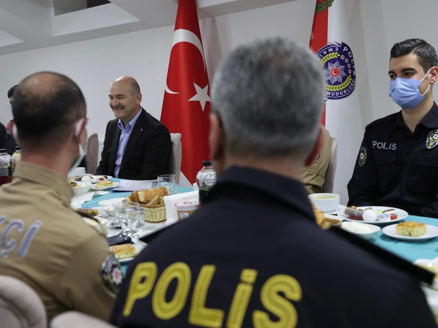 icisleri-bakani-suleyman-soylu-ilk-iftarini-polis-ve-bekcilerle-yapti.jpg