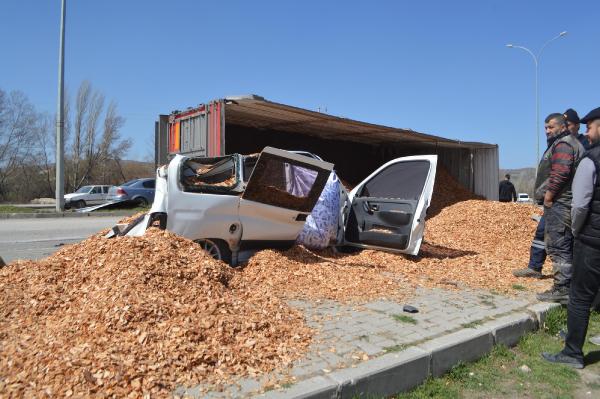 tir-uzerine-devrildigi-araci-kagit-gibi-ezdi-1-olu-1-yarali-var-001.jpg