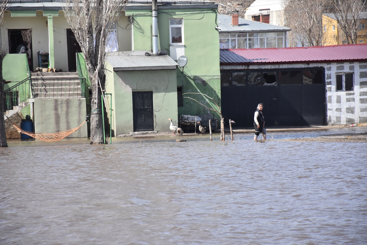 artan-sicaklik-karlari-eritti-evler-sular-altinda-kaldi-3.jpg