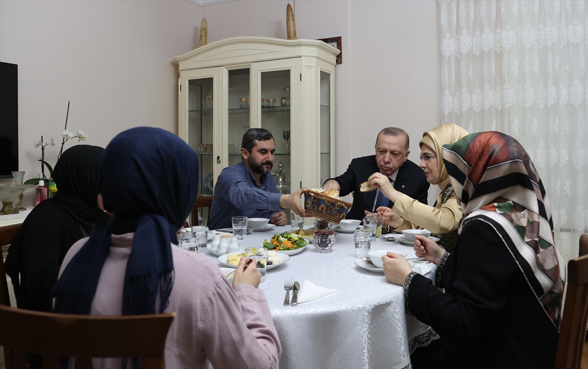 cumhurbaskani-erdogan-iftarin-kilicaslan-ailesiyle-birlikte-yapti-2.jpg