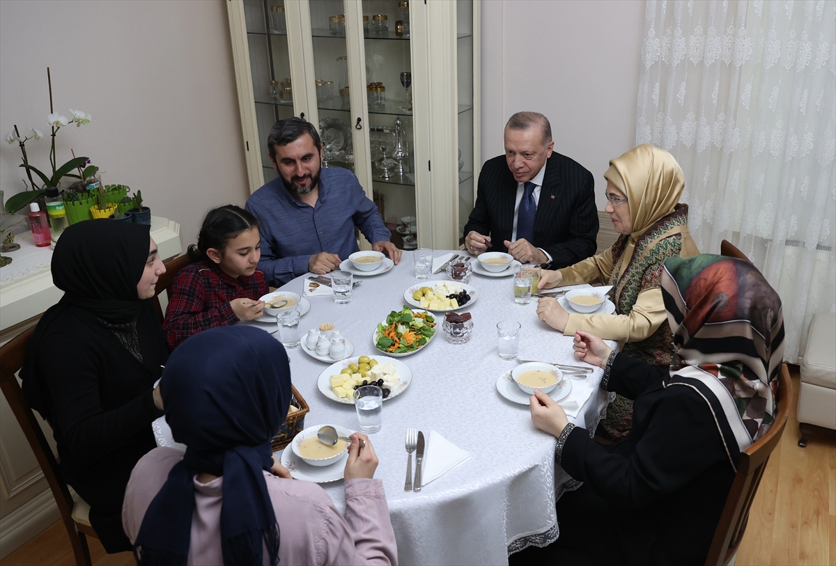 cumhurbaskani-erdogan-iftarin-kilicaslan-ailesiyle-birlikte-yapti-3.jpg