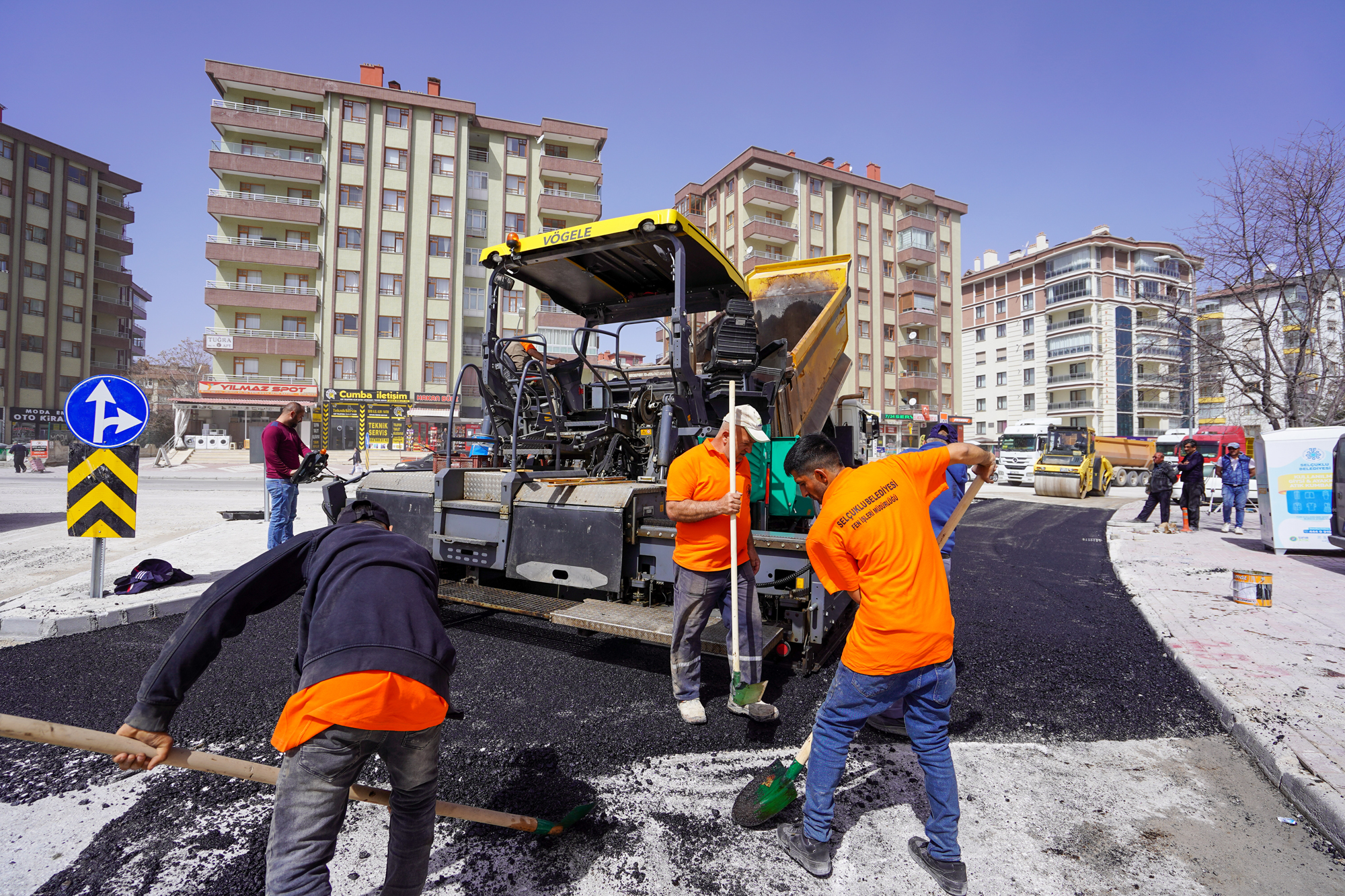 selcuklu-belediyesi-ilk-asfalt-serimini-yapti-001.jpg