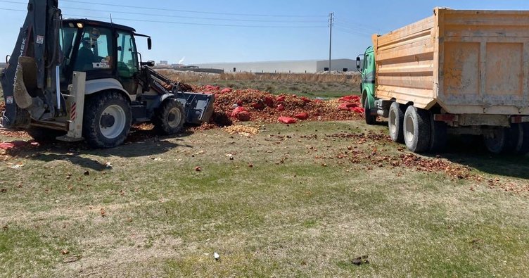 aksarayda-kamyonlarla-getirdikleri-40-ton-kuru-sogani-bos-araziye-doktuler.jpg
