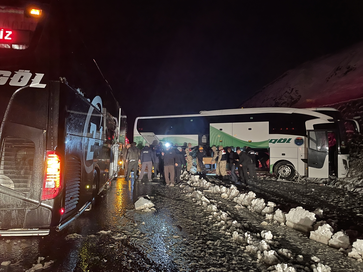buzlu-yolda-kayan-yolcu-otobusu-istinat-duvarina-carpti-001.jpg