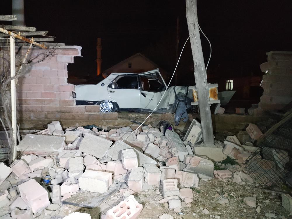 konyada-asiri-hizla-gelen-kaza-bahce-duvarini-yikti.jpeg