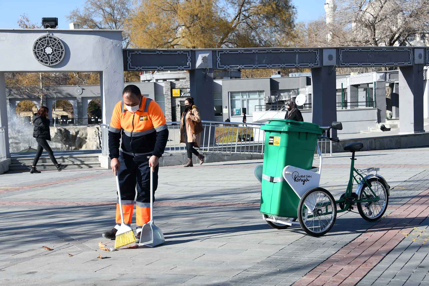 konyada-temizlik-ekipleri-cevre-temizlik-bisikletlerinin-kullanimina-basladi-001.jpg