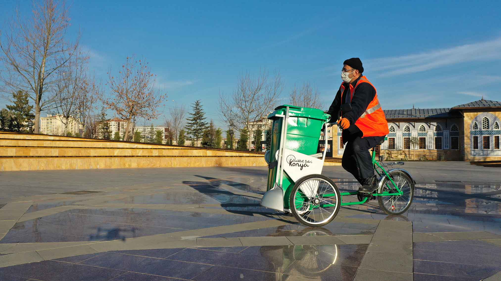 konyada-temizlik-ekipleri-cevre-temizlik-bisikletlerinin-kullanimina-basladi-003.jpg