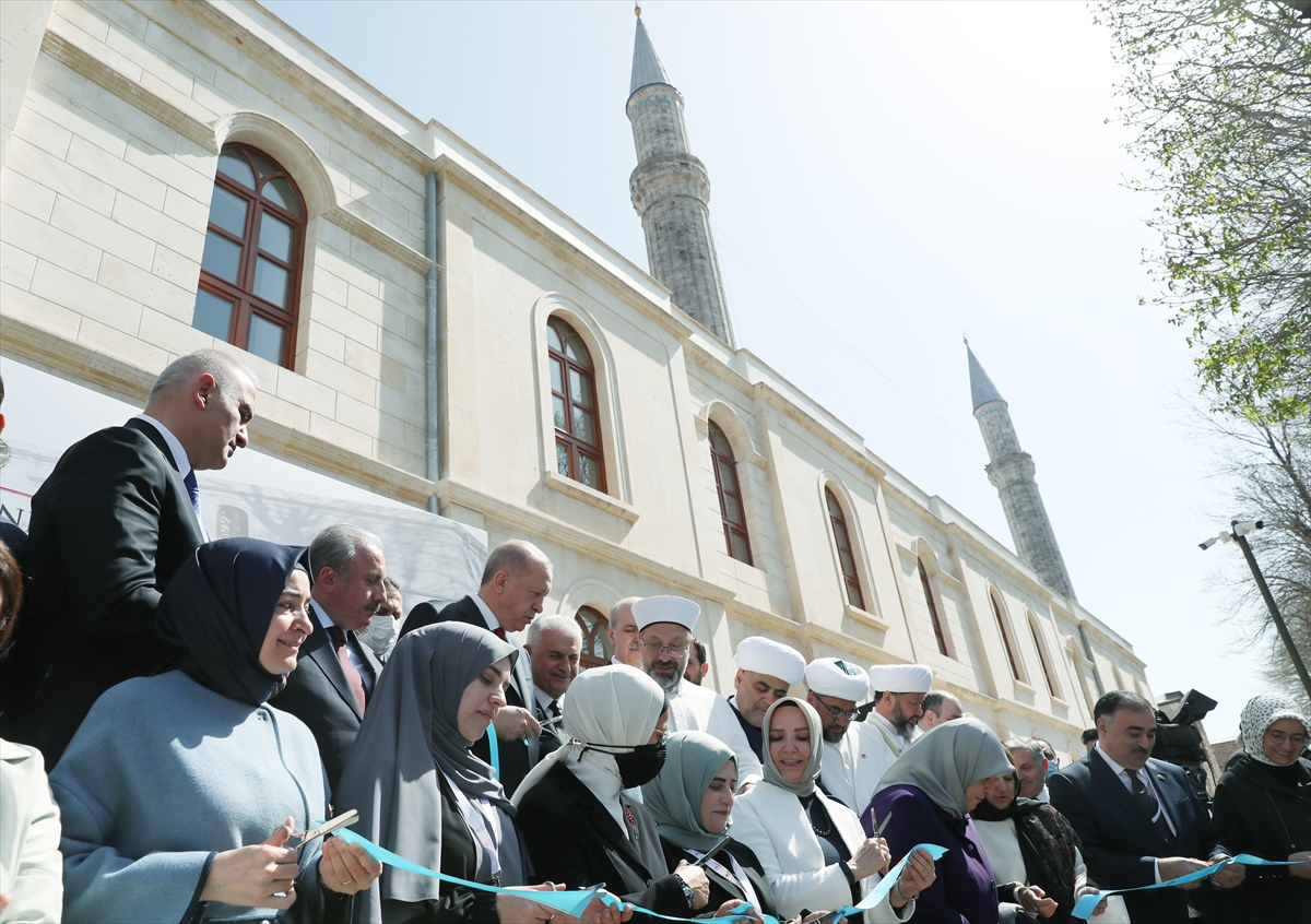 cumhurbaskani-erdogan-ayasofya-fatih-medresesini-acti-002.jpg