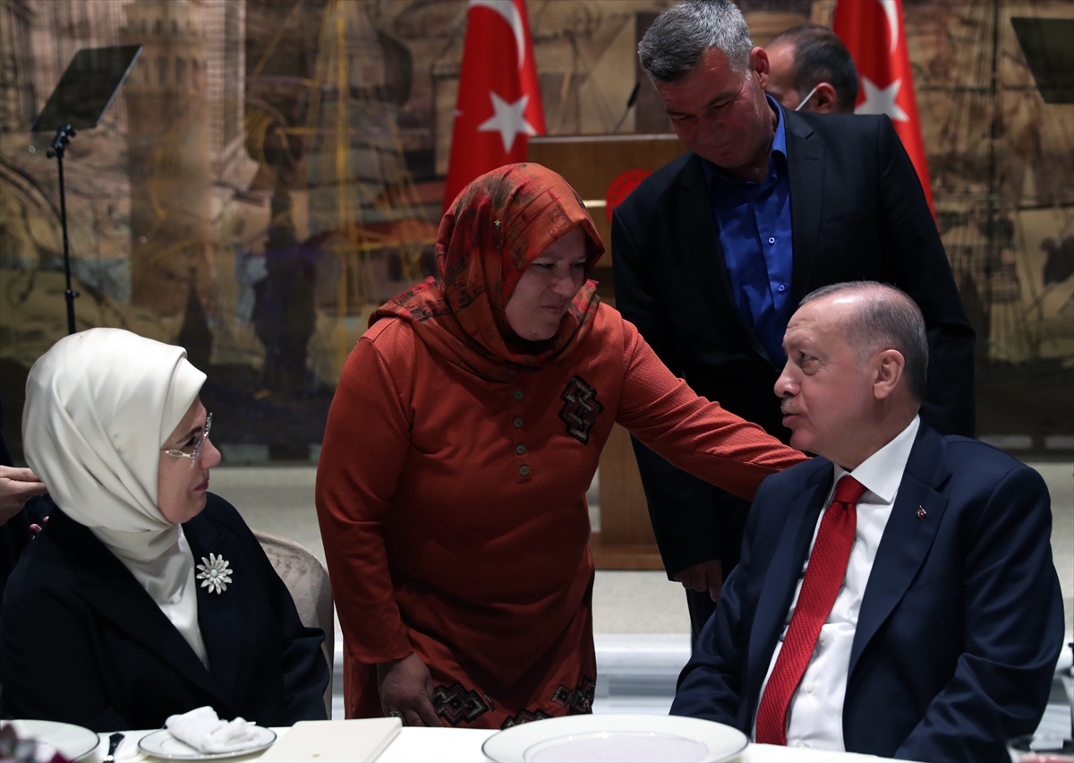 cumhurbaskani-erdogan-siddet-magduru-kadinlarin-yakinlariyla-iftarda-bulustu-001.jpg