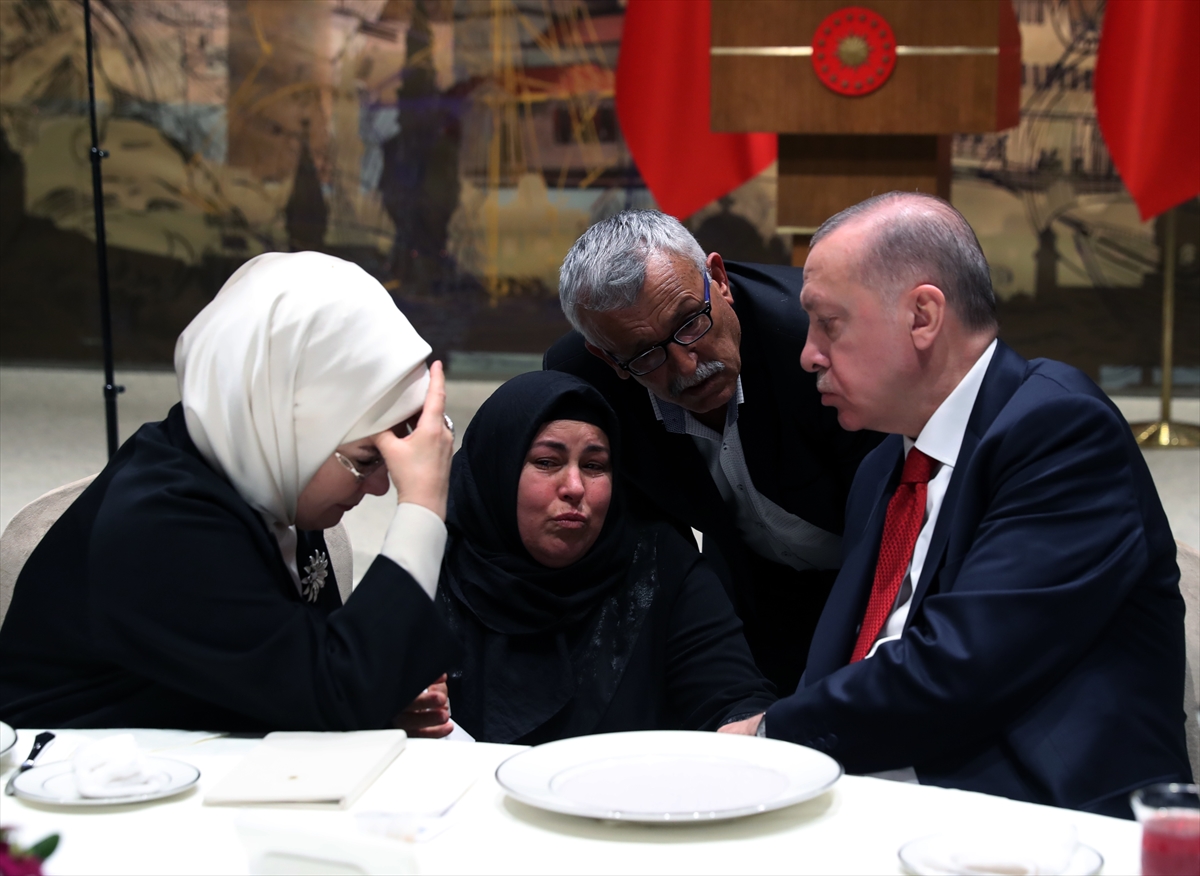 cumhurbaskani-erdogan-siddet-magduru-kadinlarin-yakinlariyla-iftarda-bulustu-002.jpg