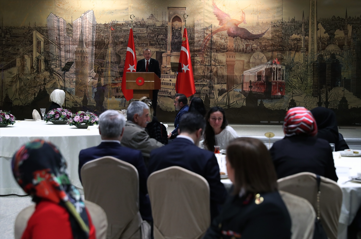 cumhurbaskani-erdogan-siddet-magduru-kadinlarin-yakinlariyla-iftarda-bulustu-004.jpg