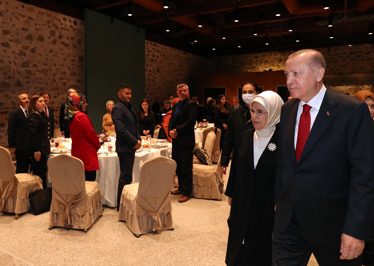 cumhurbaskani-erdogan-siddet-magduru-kadinlarin-yakinlariyla-iftarda-bulustu-005.jpg