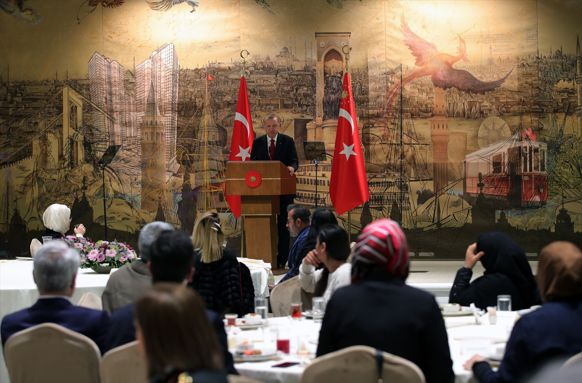 cumhurbaskani-erdogan-siddet-magduru-kadinlarin-yakinlariyla-iftarda-bulustu-006.jpg