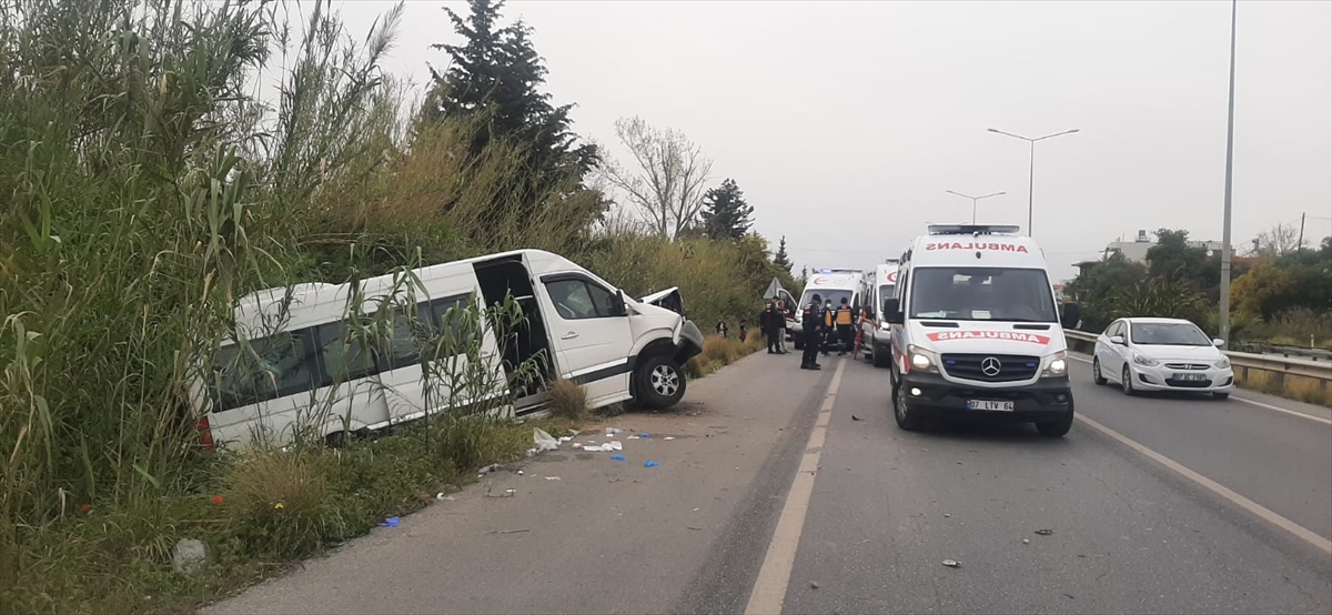turistleri-tasiyan-minibus-devrildi-12-yarali.jpg